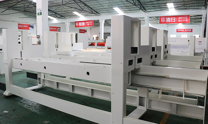 The wood panel saw machine integrates a roller conveyor system that assists panel movement throughout the cutting process.